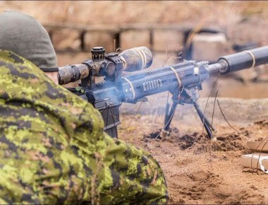 Έχετε αναρωτηθεί ποτέ πώς οι ελεύθεροι σκοπευτές πυροβολούν τους στόχους τους στα αυτοκίνητα; (βίντεο)